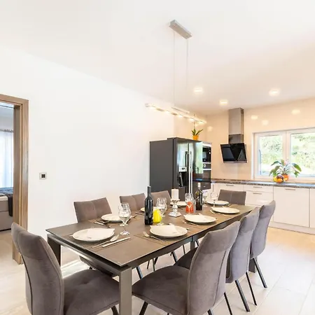 Casa vacanze Cozy In With Jacuzzi Orebić