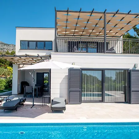 Holiday home Cozy In With Jacuzzi *