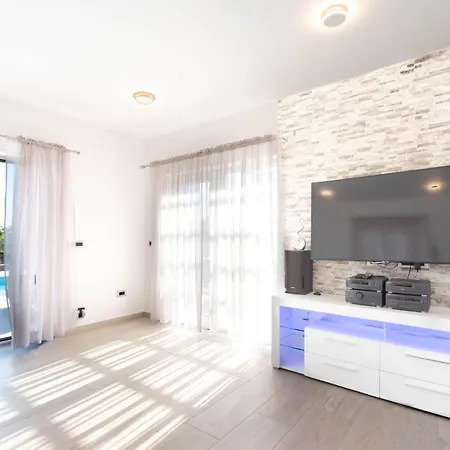 Holiday home Cozy In With Jacuzzi *