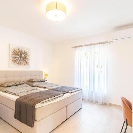 Cozy In With Jacuzzi Ferienhaus Orebić