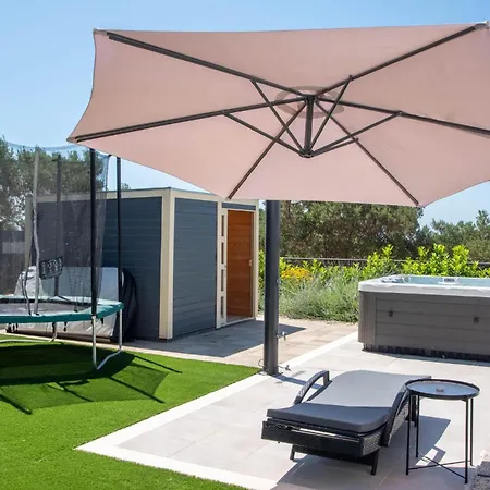 Holiday home Cozy In With Jacuzzi *