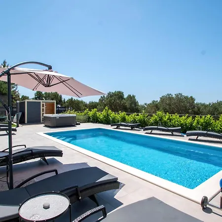 Cozy In With Jacuzzi Holiday home Orebic