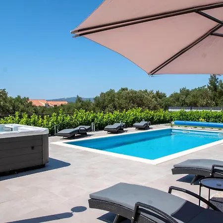 Cozy In With Jacuzzi Ferienhaus