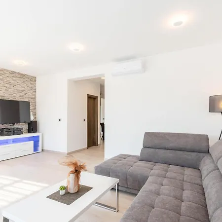 Holiday home Cozy In With Jacuzzi *