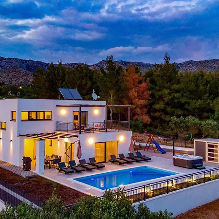 Holiday home Cozy In With Jacuzzi Orebic