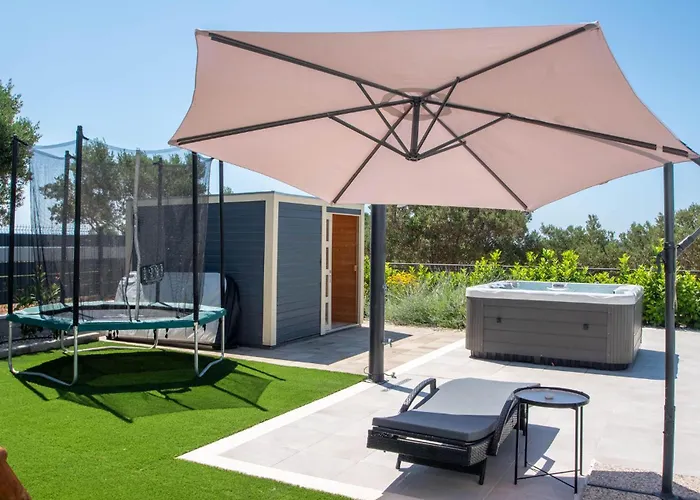 Дом отдыха Cozy In With Jacuzzi *