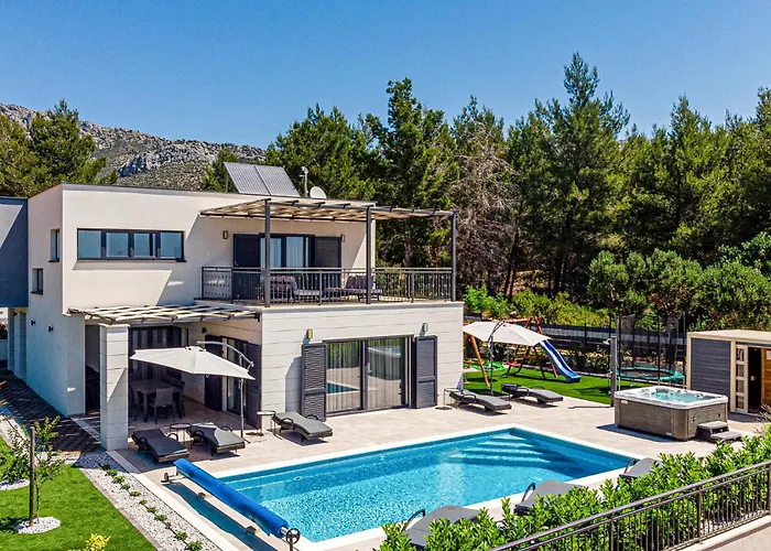 Cozy In With Jacuzzi *